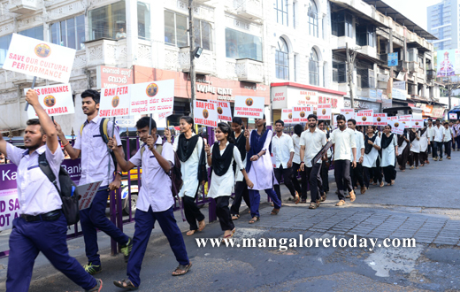 stuents  protest against Kambla ban in Mangalore